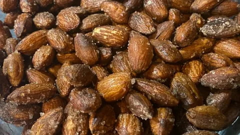 تصویر 2 از قیمت و خرید بادام درختی نمکی + فروش ارزان